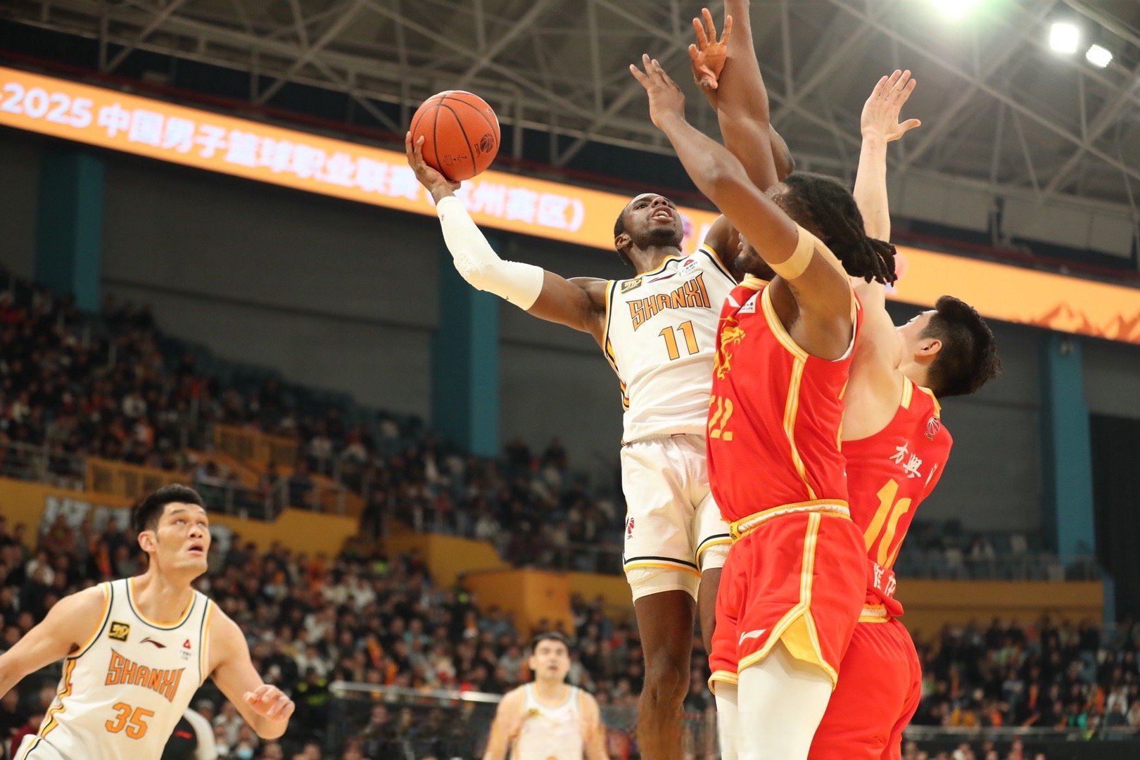 开云棋牌 -关键时刻波特兰开拓者备战CBA常规赛，篮板制胜细节曝光，球迷炸锅，阵容厚度经受考验(洛杉矶湖人vs波特兰开拓者)