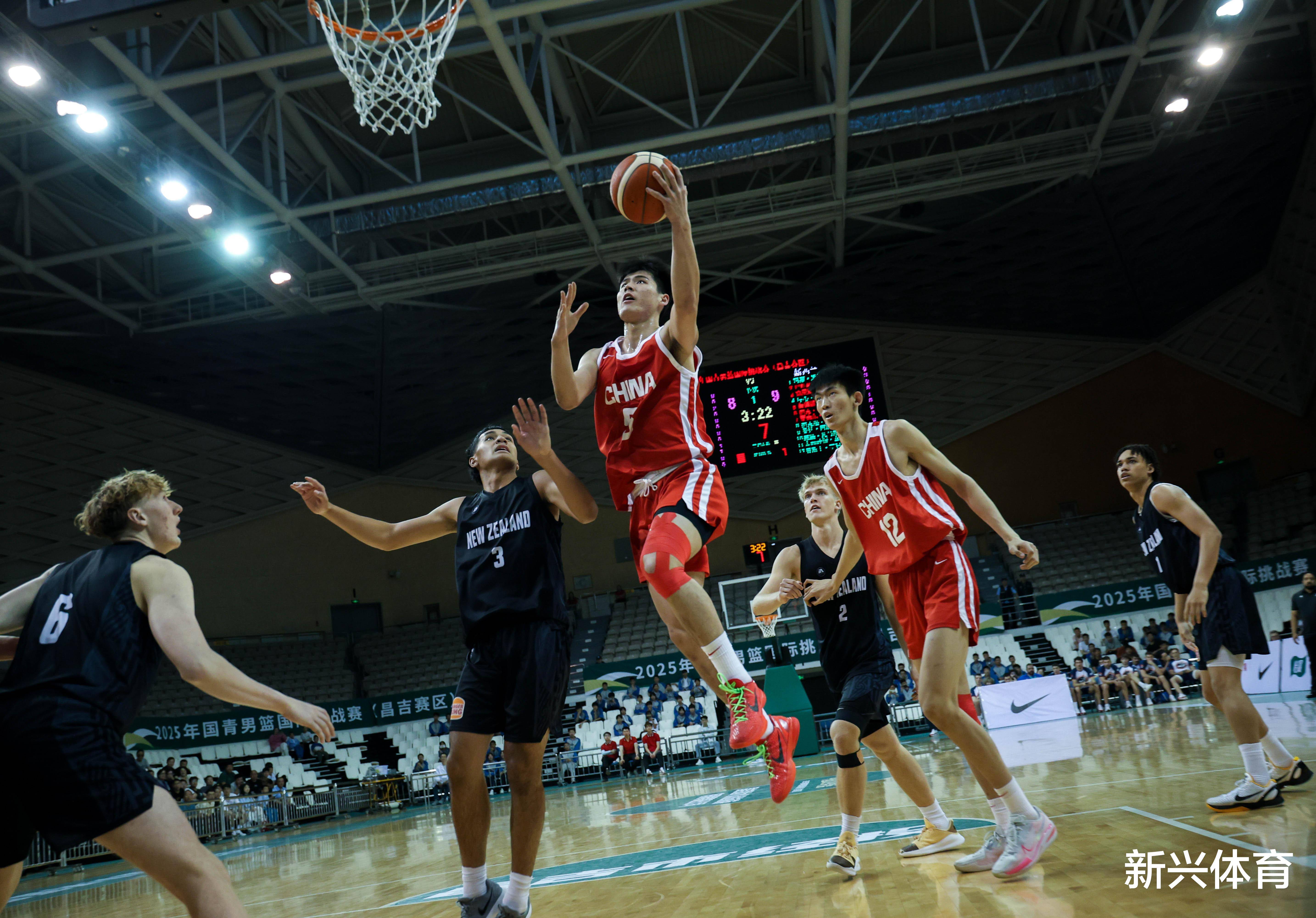 开云官方入口 -包含国际比赛日里昂备战CBA常规赛，防线松动细节曝光，气氛紧张，球队文化再被提及的词条